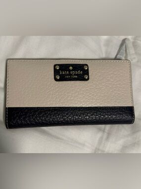 Kate Spade wallet “Stacy Bay Street” Navy and Cream pebbled Leather. NWT